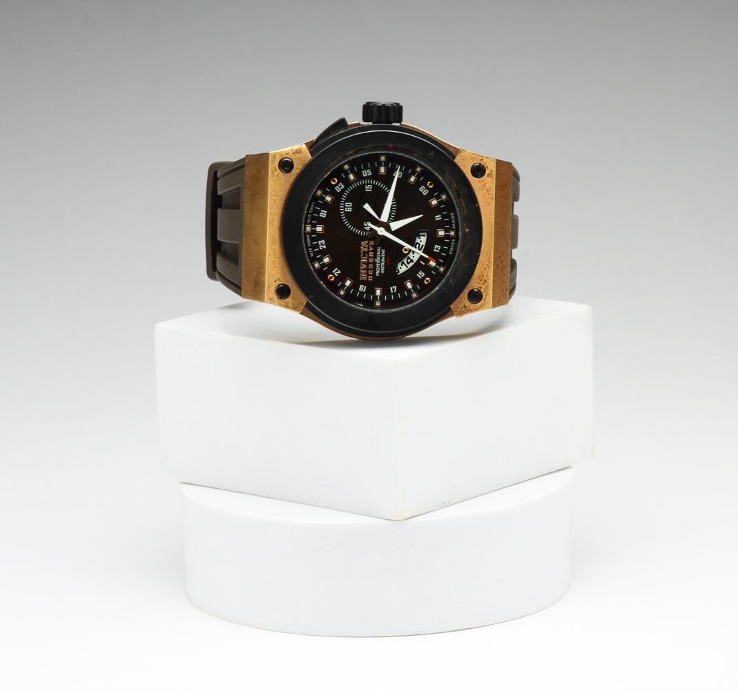 MENS INVICTA DIVER 1959 AKULA, MODEL 6430.: Swiss. Men's Invicta Diver Akula 1959 Russian Reserve, 52mm, quartz movement (needs new battery), collection Akula GMT, flame fusion crystal, water resistant To 100m, multi-dial, date indicator, secon