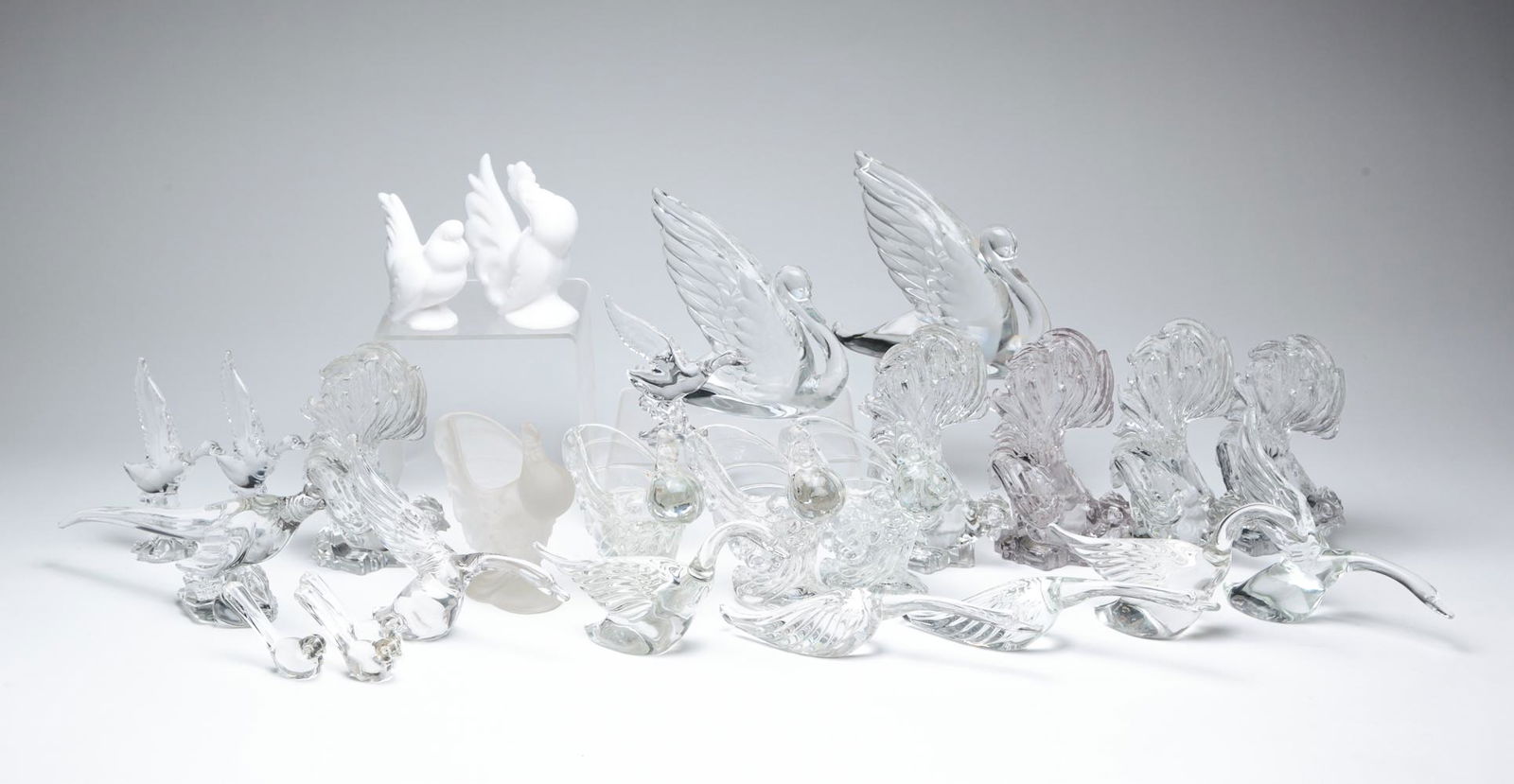 COLLECTION OF MOSTLY HEISEY BIRDS FIGURINES. (1 of 8)