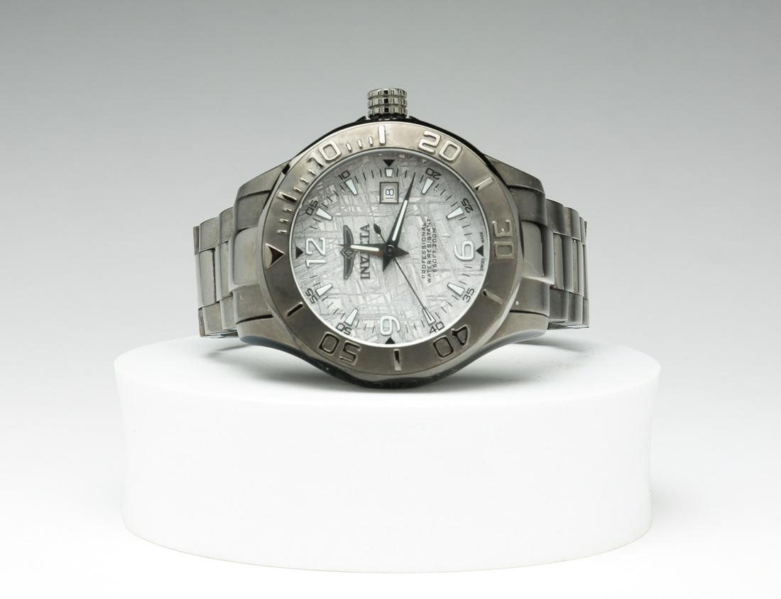 INVICTA OCEAN GHOST PRO DIVER 0470.: Swiss, 21st century. Mens stainless Invicta watch, 200M, silver meteorite dial, flame-fusion crystal, quartz movement (needs new battery), gently worn. Please Note: Garth's does not warranty the watch