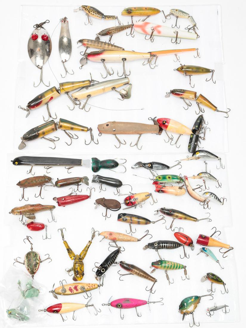 GROUP OF MOSTLY WOODEN FISHING LURES. (1 of 7)