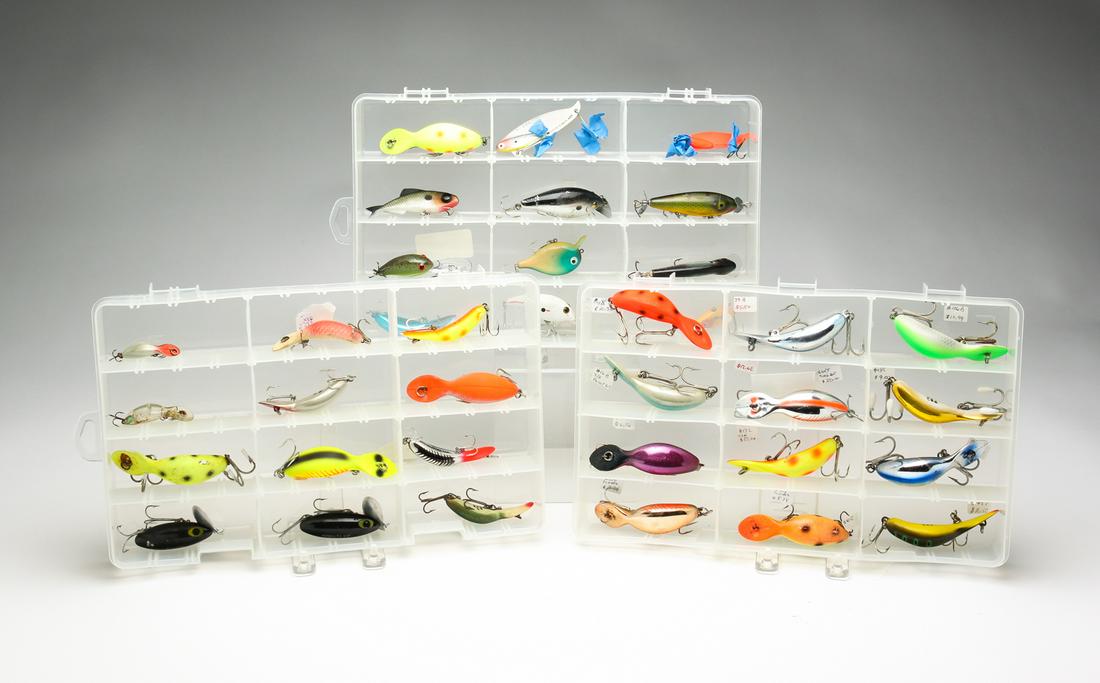 THIRTY-SIX ASSORTED LURES INCLUDING HEDDON. (1 of 3)