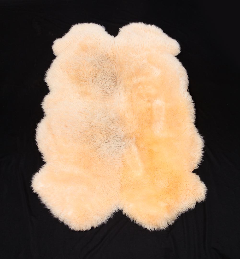 FUR THROW RUG. (1 of 4)