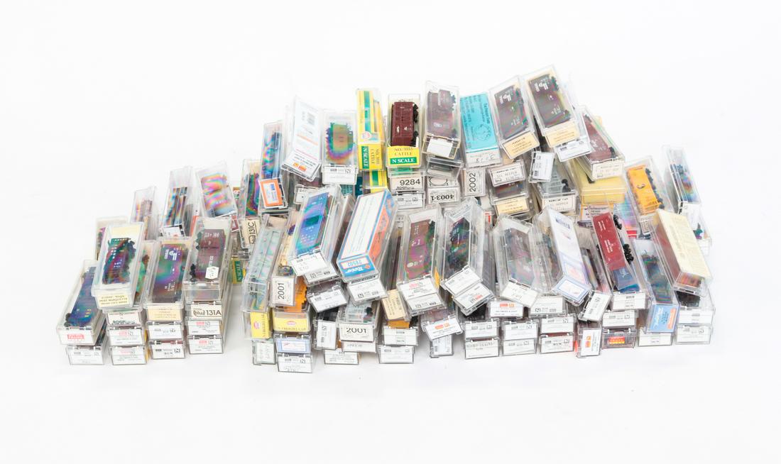 GROUP OF N SCALE RAILROAD CARS. (1 of 4)