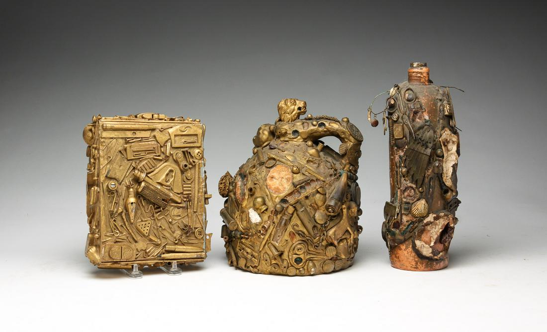 TWO AMERICAN MEMORY JUGS AND A BOX. (1 of 8)