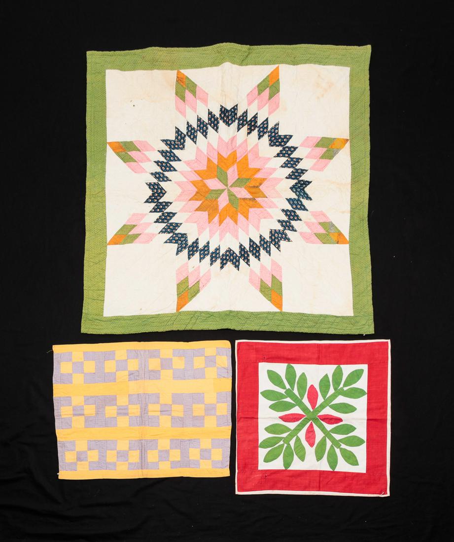 AMERICAN CRIB QUILT AND TWO DOLL BED QUILTS. (1 of 5)