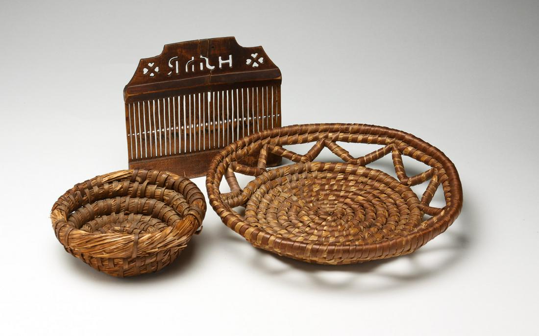 AMERICAN TAPE LOOM AND TWO RYE STRAW BASKETS. (1 of 2)