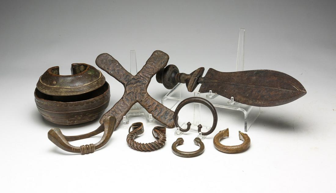 AFRICAN CURRENCY AND BANGLES. (1 of 3)