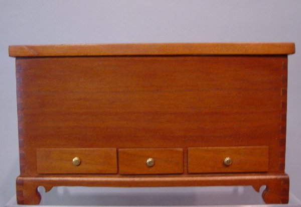TWO PIECES OF MINIATURE FURNITURE. Conte - 2