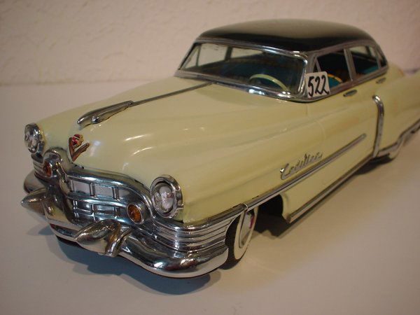 MARUSAN CADILLAC 1951: 4-dörrars Sedan, creme / grönmålad, BO, belysning fram / bak (Xrar), krom, komplett, fräch batterilucka. M.Marusan / Kosuge, L305, M.