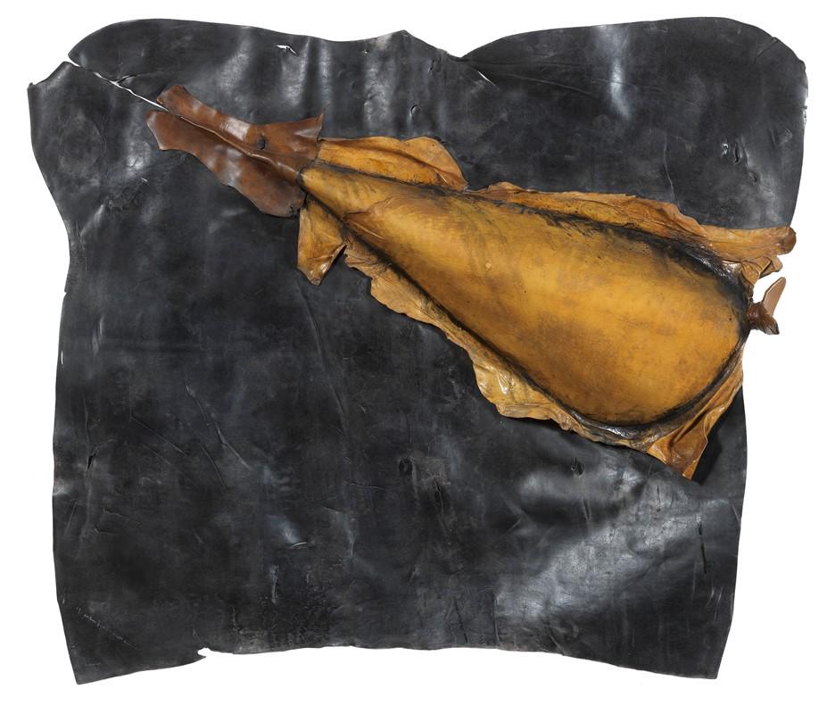 Gilberto Zorio: Gilberto Zorio (Andorno Micca (Bi) 1944) Per purificare le parole, 1980 Pelle nera concia al cromo, pelle di daino, alcool cm. 140x163 Titolo, firma e data in basso a sinistra: "Per purificare le paro