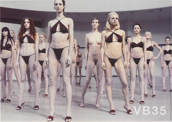 Vanessa Beecroft (Genova 1969): VB 35 - Show, 1998 Stampa offset cm. 50x70 In basso a destra: VB 35: Edition for Parkett 1999. Photo by Mario Sorrenti. © 1999 Vanessa Beecroft design by Piandiscio Co. Bibliografia Vanessa Beecr