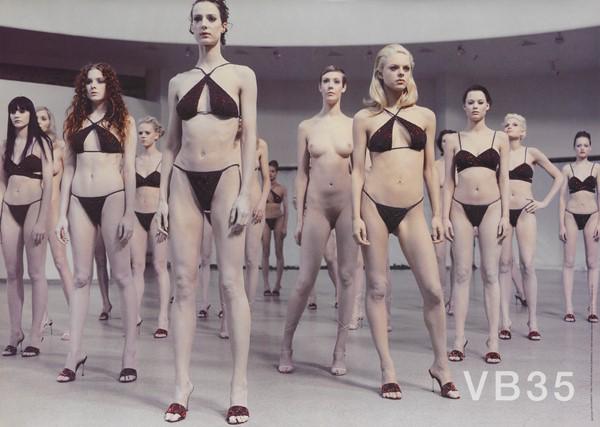 Vanessa Beecroft (Genova 1969): VB 35 - Show, 1998 Stampa offset cm. 50x70 In basso a destra: VB 35: Edition for Parkett 1999. Photo by Mario Sorrenti. © 1999 Vanessa Beecroft design by Piandiscio Co. Bibliografia Vanessa Beecr