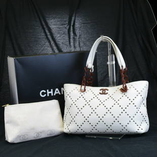 CHANEL CC Chain Shoulder Bag: **Comes with- Manual,Authenticity seal,Shop seal,box,Pouch** Size:Medium Material:Caviar Skin Leather, Leather Bag Height:8.3 Color:White Bag Depth:3.9 Strap Drop:7.5 Bag Length:12.6 Brand:CHANEL Styl