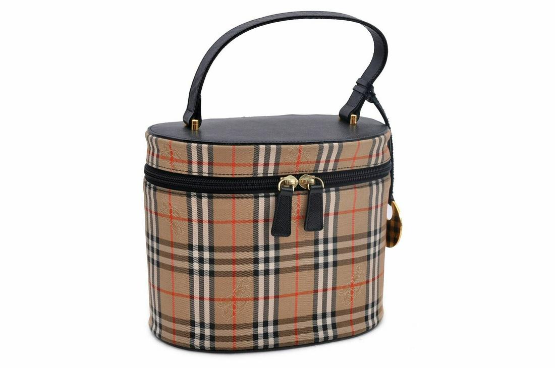 Authentic BURBERRYs Canvas Vanity Bag: Brand: Burberrys Material: Canvas Style: Vanity Bag Color: Beige All Bidhaus items come with a 100% money-back authenticity guarantee. Please refer to images carefully for condition details. Unless sp