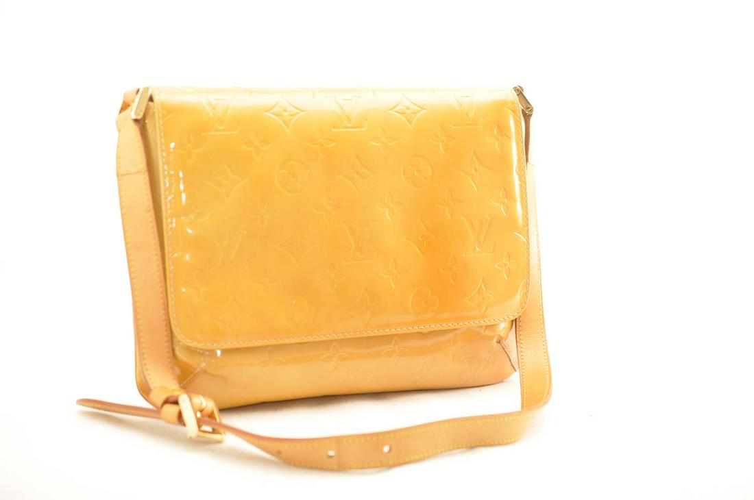 Authentic LOUIS VUITTON Vernis Thompson Street Shoulder: Brand: LOUIS VUITTON Material: Patent Leather Style: Shoulder Bag Color: Beige Size(inch): W10.2 x H7.9 x D2.0â€³ / Shoulder Strap Drop 9.4-11.8cm(Approx) Country of Origin: Spain Accessory: There
