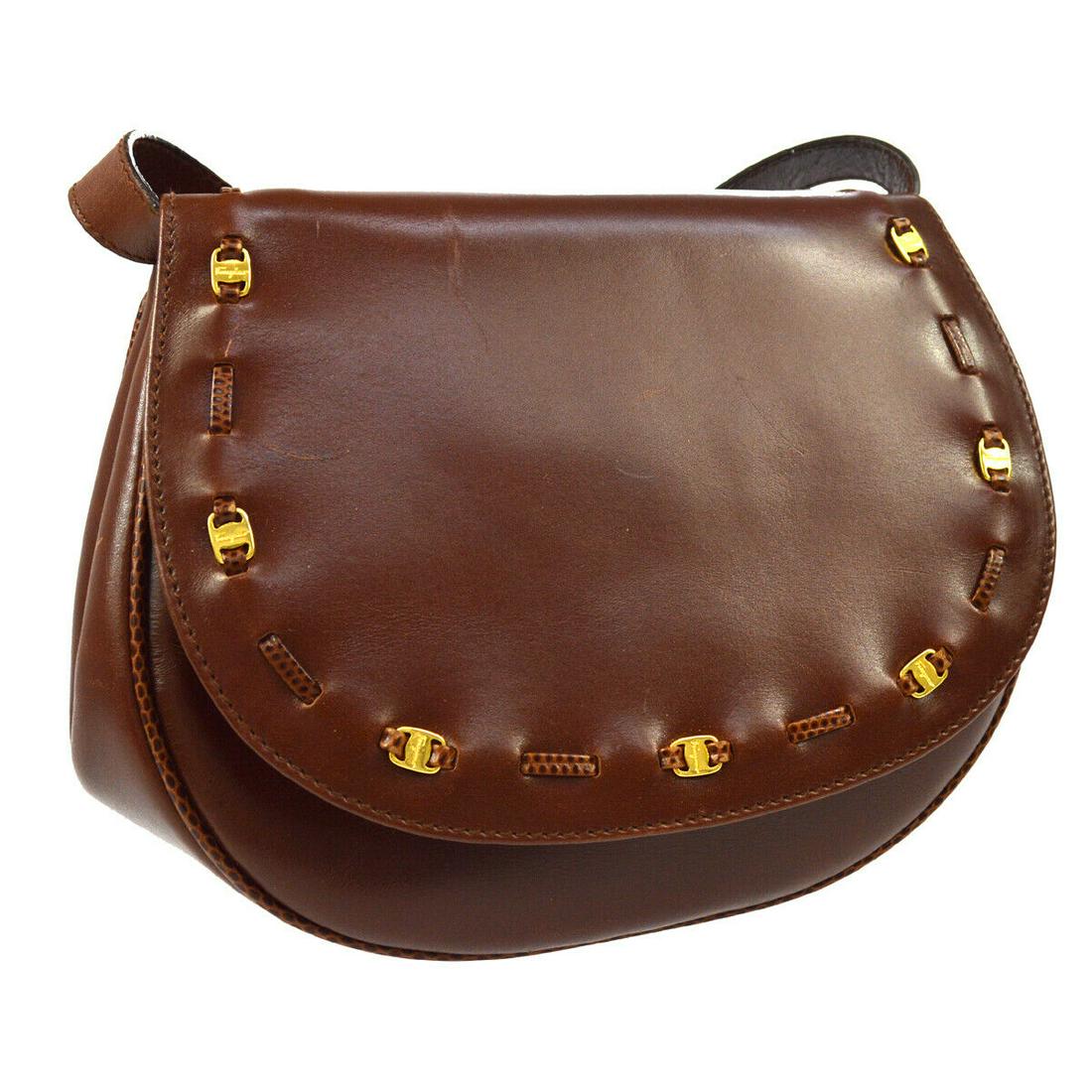 Authentic SALVATORE FERRAGAMO Vara Cross Body: Brand: SALVATORE FERRAGAMO Material: Leather Style: Messenger & Cross Body Color: Brown Size(inch): W7.1 x H6.1 x D3.1 " / Strap Drop: 18.9 - 20.5 Country of Origin: Italy Come with: Manual All Bidhau