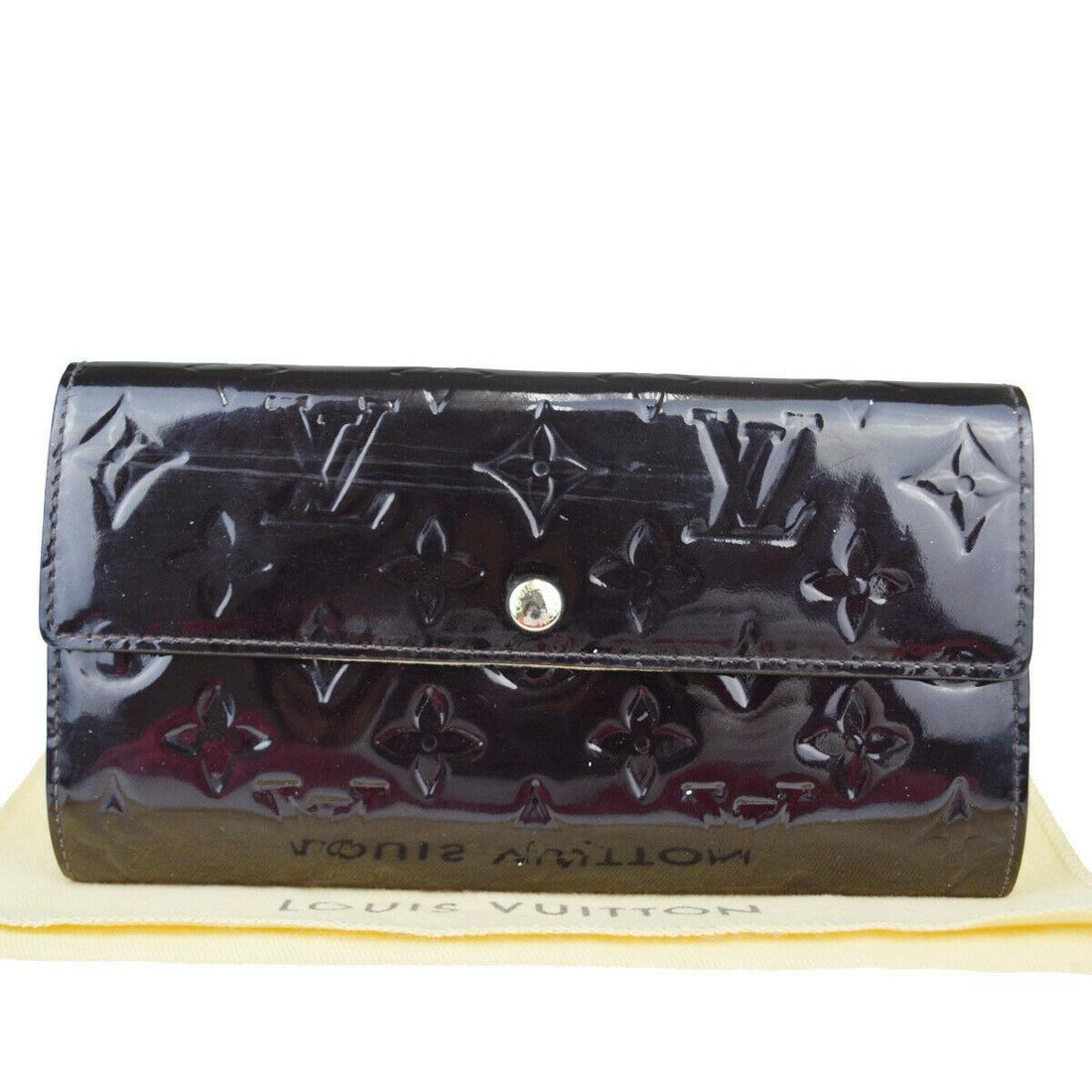 Authentic Auth LOUIS VUITTON Monogram Verni Sara: Brand: LOUIS VUITTON Material: Monogram Vernis Color: Amarante Size (HxWxD): 10.5cm x 19cm x 2.5cm / 4.13'' x 7.48'' x 0.98'' Country of Origin: France All Bidhaus items come with a 100% money-back au