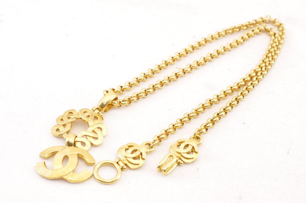 Authentic CHANEL Metal Belt: Brand: CHANEL Material: Metal Style: Belt Color: Gold Size(inch): W17.3 â€œ(Approx) Country of Origin: â€“ Accessory: There is no item box and dust bag. We will send only the item which is pu