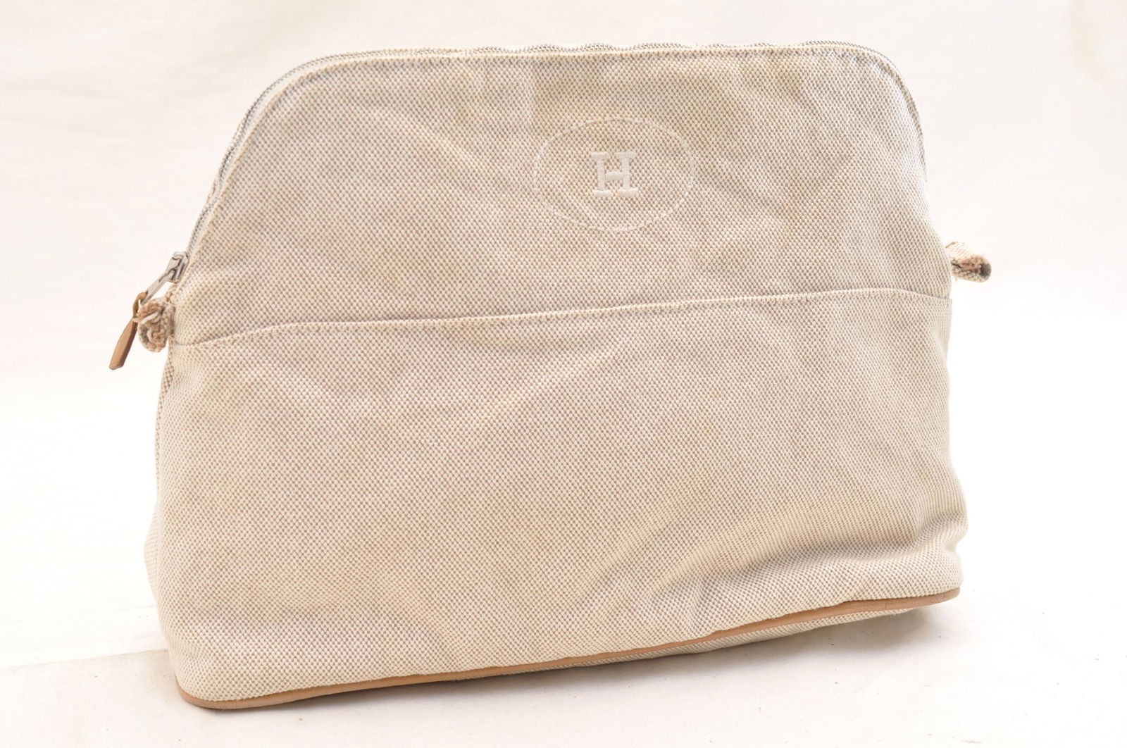 Authentic HERMES Cotton Cosmetic Pouch: Brand: HERMES Material: Cotton Style: Cosmetic Pouch Color: White Size(inch): W11.41 x H8.26 x D3.93inch(Approx) Country of Origin: France Accessory: There is no item box and dust bag. We will send on