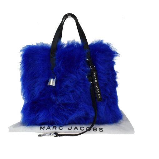 Authentic MARC JACOBS Fur, Leather Handbag: Brand: MARC JACOBS Material: Fur, Leather Style: Handbag Color: Blue Size (HxWxD): 23cm x 26cm x 9cm / 9.05'' x 10.23'' x 3.54'' Country of Origin: China All Bidhaus items come with a 100% money-back 