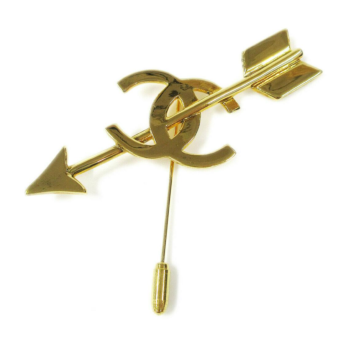 Authentic CHANEL CC Logos Bow and arrow Brooch Pin: Brand: CHANEL Material: Gold-tone Color: Gold Size(inch): W 3.1 " x H 3.7 " Country of Manufacture: France Come with: - All Bidhaus items come with a 100% money-back authenticity guarantee. Please ref