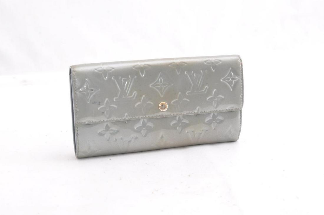 Authentic LOUIS VUITTON Patent Leather Long Wallet: Brand: LOUIS VUITTONMaterial: Patent LeatherStyle: Long WalletColor: GivreSize(inch): W7.5x H4.1 x D1.1â€³(Approx)Country of Origin: FranceAccessory: There is no item box and dust bag. We will sen