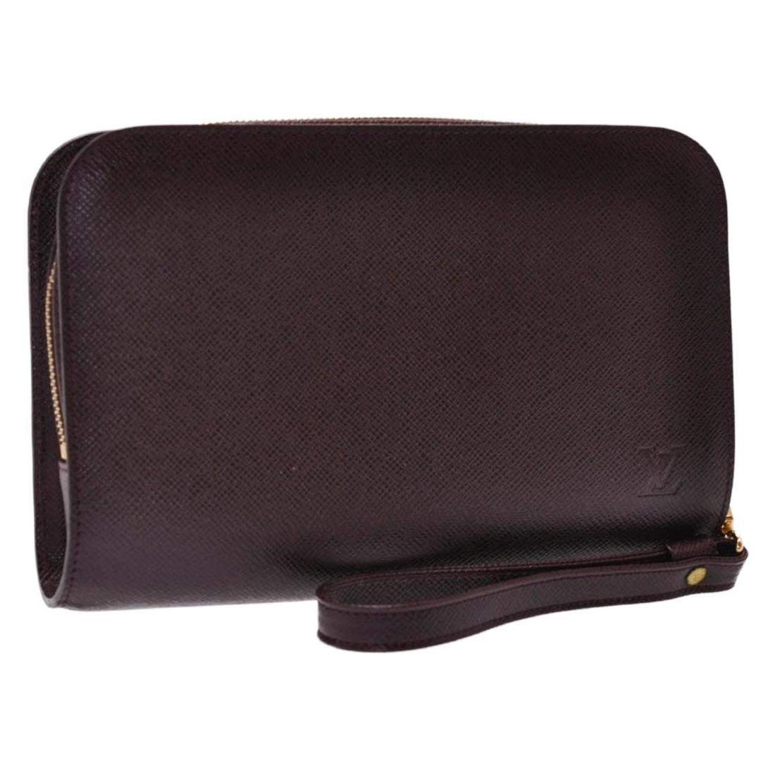 Authentic LOUIS VUITTON Taiga Leather Clutch Bag: Brand: LOUIS VUITTON Material: Taiga Leather Style: Clutch Bag Color: Acajou Size(inch): W9.64 x H6.29 x D1.96inch(Approx) Country of Origin: France Accessory: Item Box / Dust Bag All Bidhaus items co