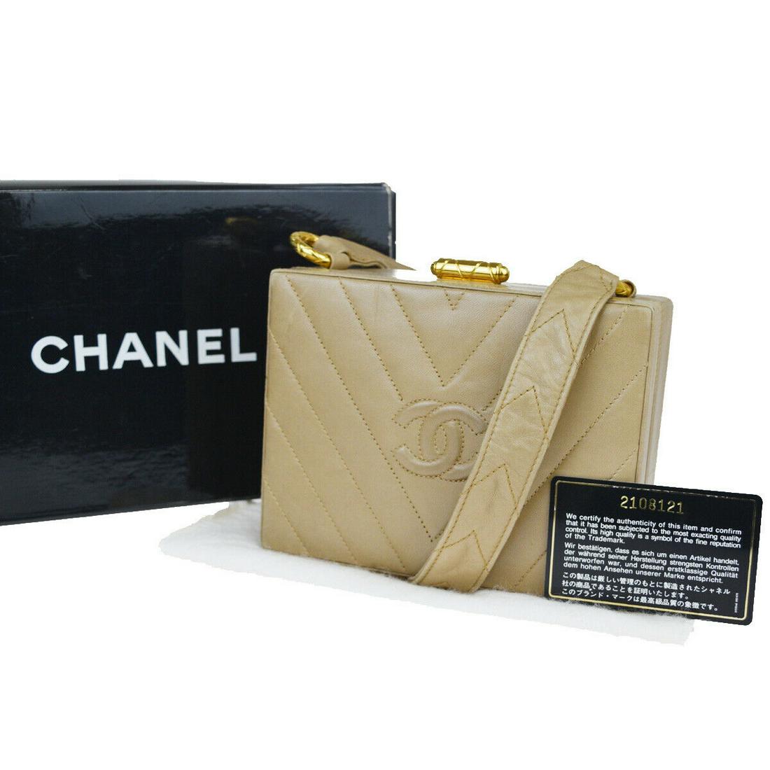 Authentic CHANEL VINTAGE Leather Shoulder Bag: Brand: CHANEL Material: Leather Style: Shoulder Bag Color: Black Size(inch): W 6.7 x H 5.1 x D 2.8 "(approx.) Country of Origin: Italy Come with: Box,Dust bga,Authenticity Card,Shop seal All Bidhaus i