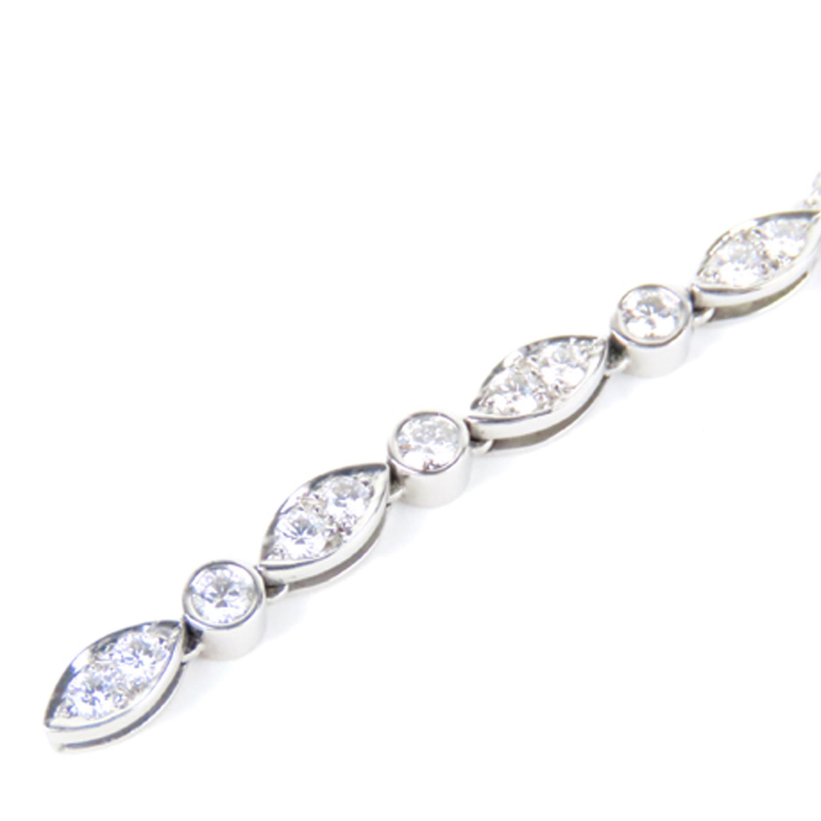 Authentic Tiffany Diamond Swing Drop Necklace: This necklace features a platinum chain necklace, and a spring ring closure.Brand: Tiffany Model: Diamond Swing Drop Necklace Origin: United States of America Category: Necklace Color: Silver Style: O