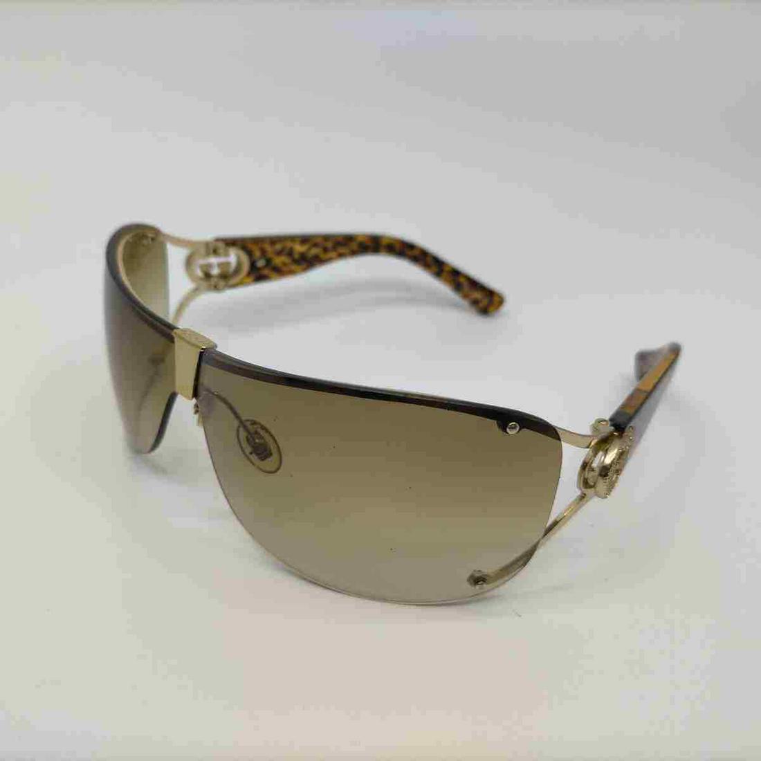 Authentic GUCCI Metal X Plastic Women's: Brand: GUCCI Material: Metal X Plastic Style: Women's Country of Origin: Italy Come with: Glasses Case(Lots of Scratches) / Cleaning Cloth All Bidhaus items come with a 100% money-back authenticity gu