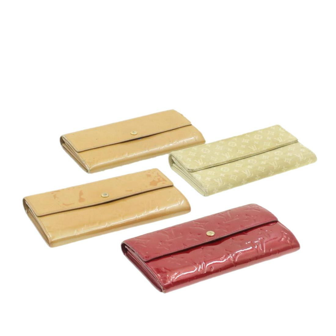 Authentic LOUIS VUITTON Patent Leather / Monogram Mini: Brand: LOUIS VUITTON Material: Patent Leather / Monogram Mini Canvas Style: Wallet Color: Red / Beige Size(inch): - Country of Origin: - Accessory: There is no item box and dust bag. We will send only