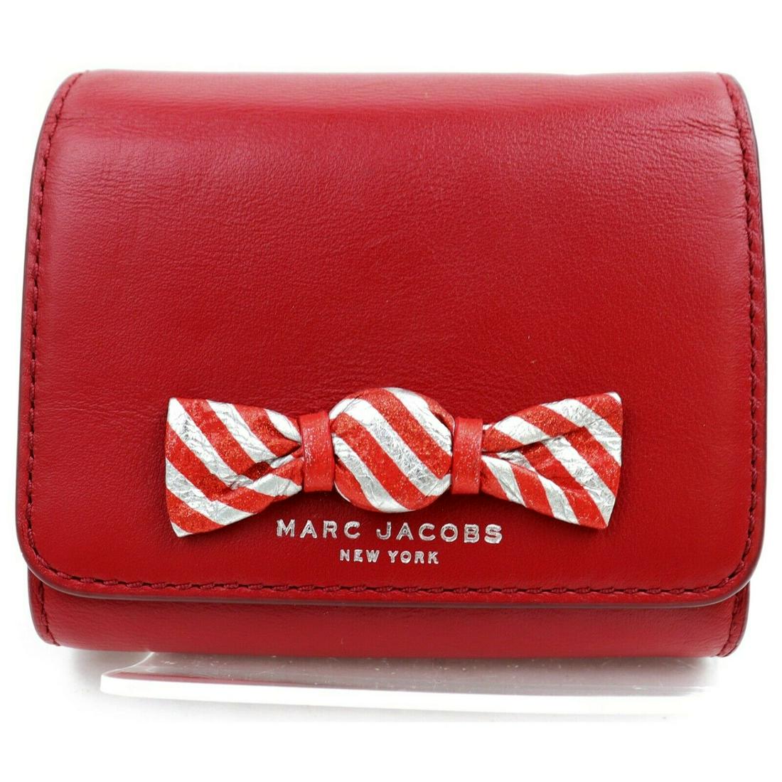 Authentic MARC JACOBS Leather Wallet: Brand: MARC JACOBS Material: Leather Style: Wallet Color: Reds Size(inch): W3.93 inch(approx) /10 cm(approx) x H3.54 inch(approx) /9 cm(approx) x D0.98 inch(approx) /2.5 cm(approx) " Country of Origin