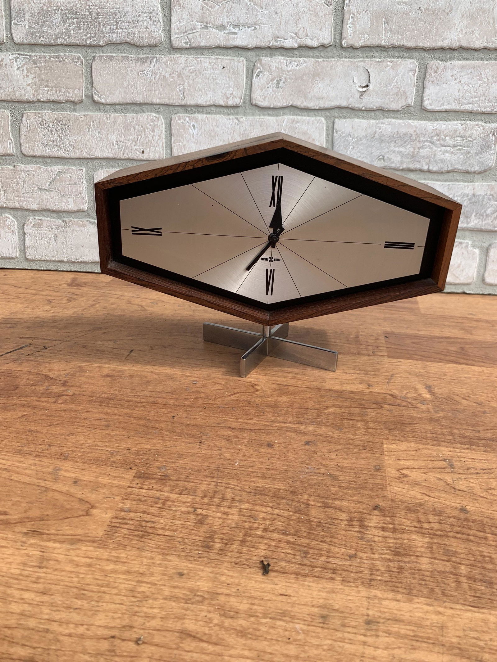 Mid Century Modern Rare Desk Clock by Arthur Umanoff: Mid Century Modern Rare Desk Clock by Arthur Umanoff for George Nelson and Associates Desk clock with rosewood case and Lucite face on steel cross base. Model #632 Zeeland MI 49464 USA Made by Howard