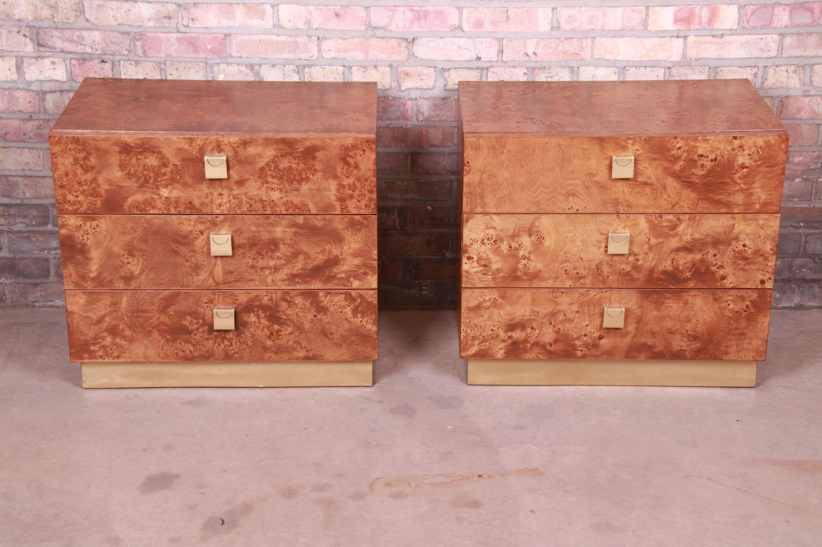Authentic Jack Cartwright for Founders Mid-Century: A gorgeous pair of mid-century modern Hollywood Regency three-drawer bedside chests By Jack Cartwright for Founders Furniture USA Circa 1970s Olive ash burl wood with brass finished hardware and plint