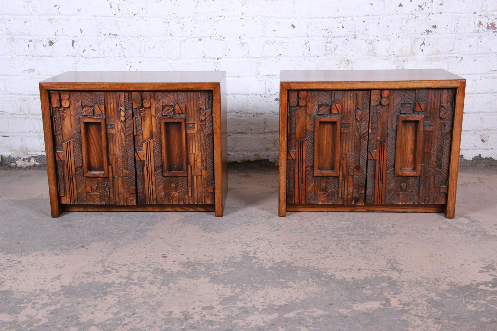 Authentic Lane Pueblo Brutalist Mid-Century Modern Oak: An exceptional pair of mid-century modern brutalist nightstands or end tables from the Pueblo Collection by Lane. The nightstands feature beautiful oak wood grain and a unique brutalist design in the