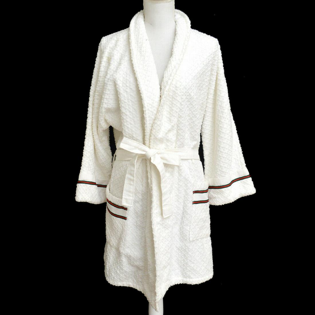 Authentic GUCCI Bathrobe: Brand: GUCCI Model: Bathrobe Country of Origin: Italy Material: 100% Cotton Color: White Size (Inch): :Notation Size : #S Shoulder Width : 17.7 " / 45.0 cm Chest Width : 17.7" / 45.0 cm H