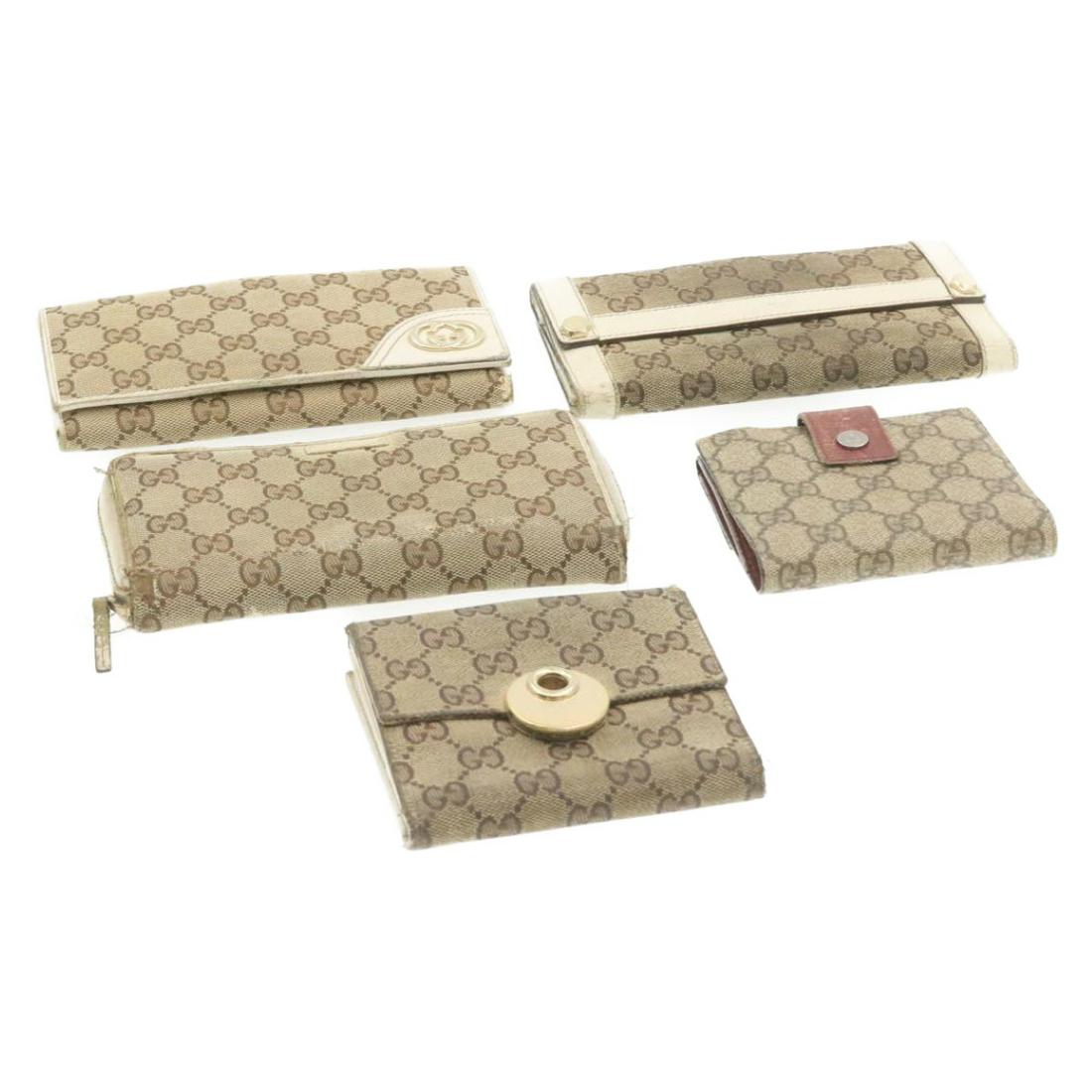 Authentic GUCCI GG Canvas Wallet 5Set Beige: Brand: GUCCI Style: Wallet Material: Canvas / PVC Leather Color: Beige Made In: Italy Size (Inches): - Exterior Condition: Canvas : stain rubbing slightly sticky PVC Leather : lose shape