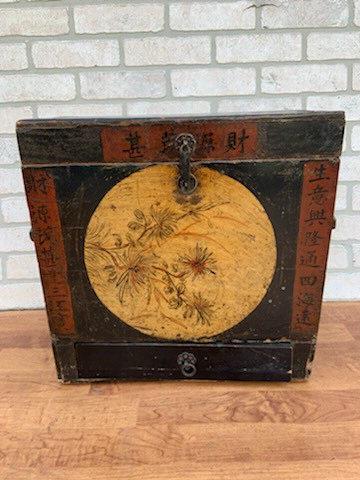 Antique 19th Century Chinese Storage Box: Antique 19th Century Chinese Storage Box H 17 W 17 D 10 Good vintage condition All Bidhaus items come with a 100% money-back guarantee that the item is as described. ALL SALES ARE FINAL. Please refer