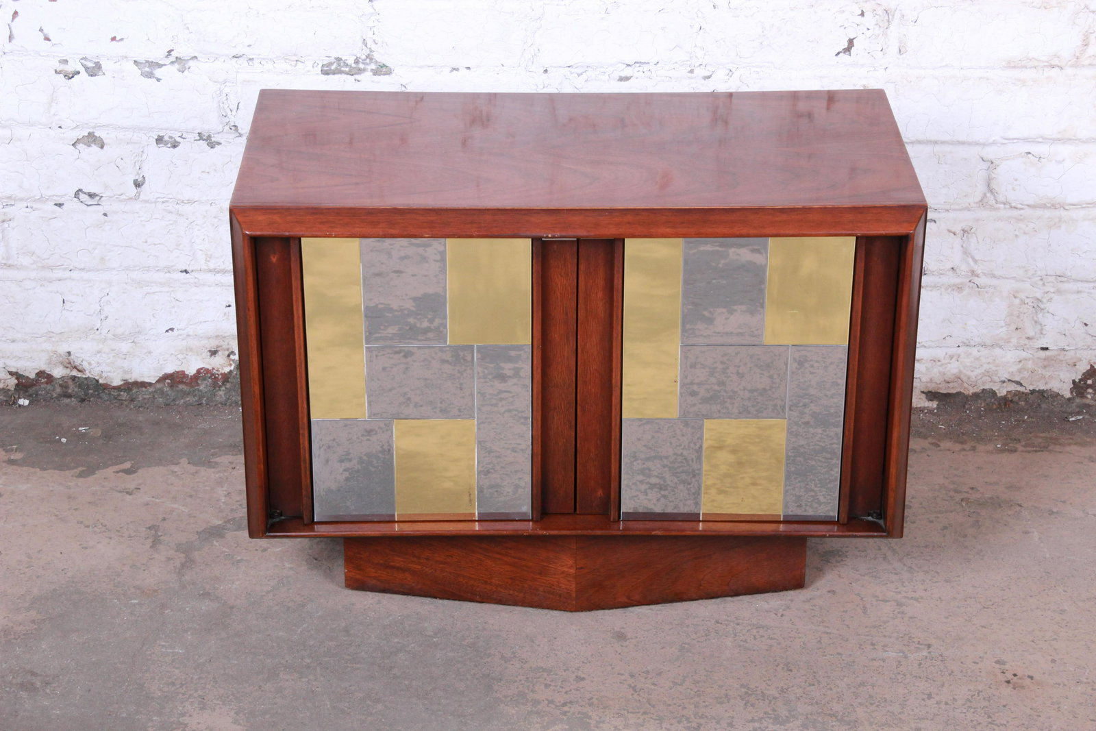 Authentic Paul Evans Cityscape Style Mid-Century Modern: An exceptional mid-century modern cabinet or nightstand by Lane Furniture in the style of the Cityscape line by Paul Evans. The cabinet features gorgeous walnut wood grain with a unique patchwork desi