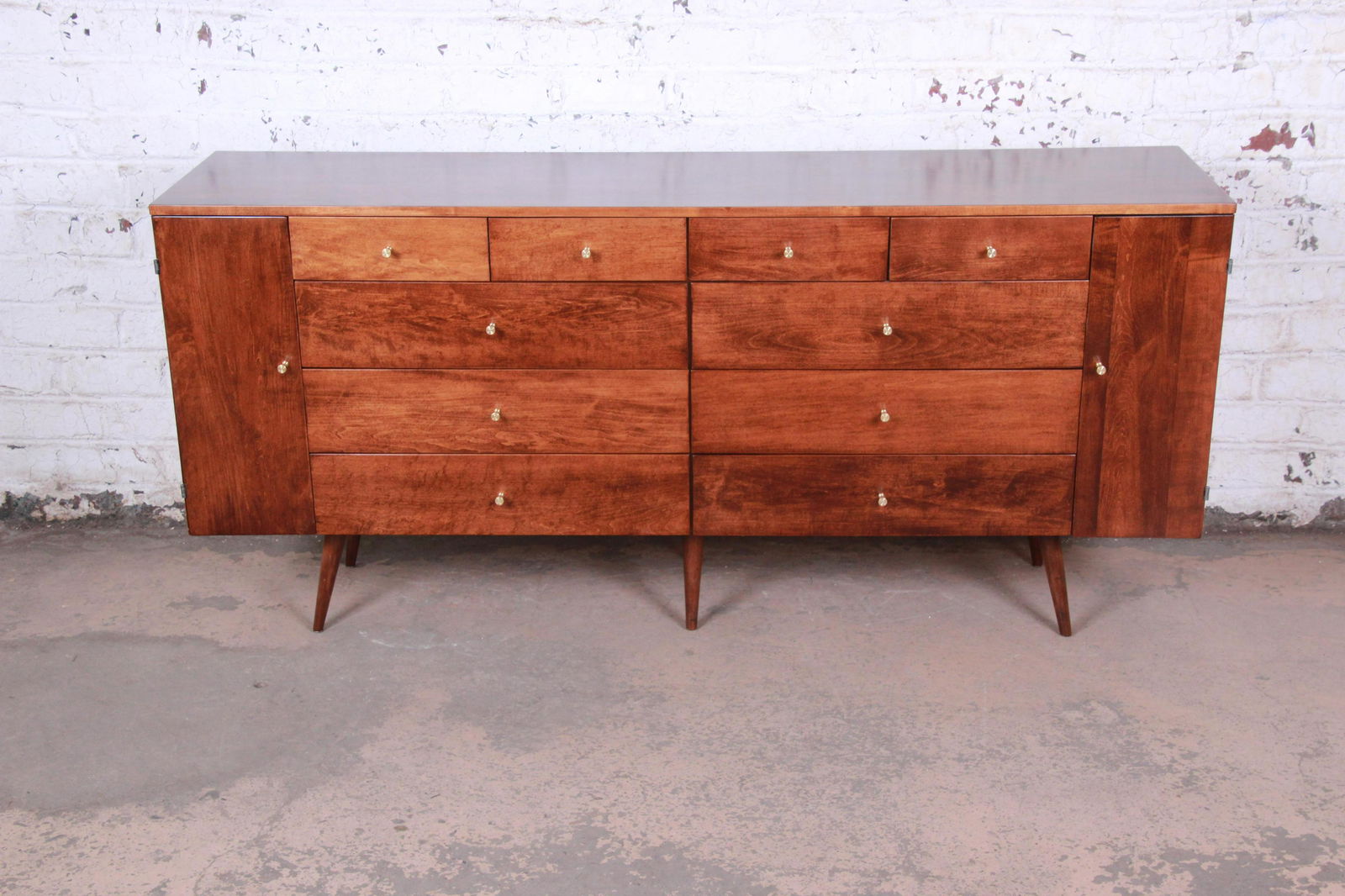 Authentic Paul McCobb Planner Group 20-Drawer Dresser: A rare and exceptional mid-century modern 20-drawer long dresser or credenza designed by Paul McCobb for his Planner Group line for Winchendon Furniture. The credenza features solid birch construction