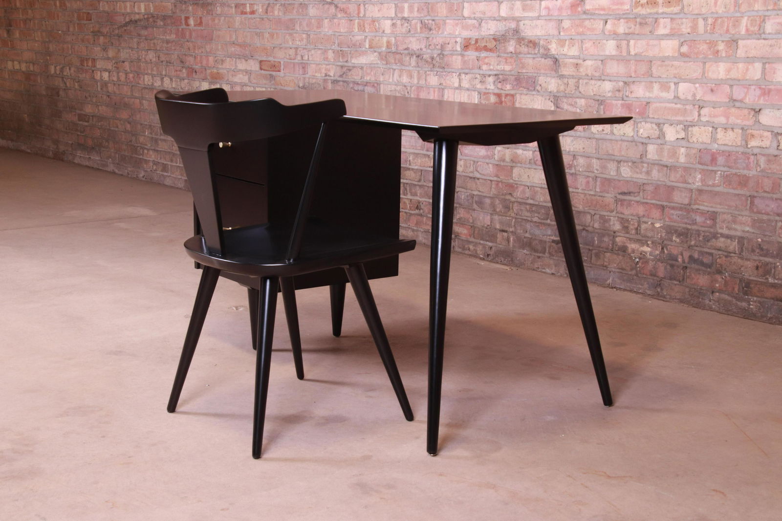 Authentic Paul McCobb Planner Group Mid-Century Modern: An exceptional minimalist mid-century modern writing desk and t-back chair By Paul McCobb for Winchendon Furniture "Planner Group" USA 1950s Black lacquered solid maple desk with original brass hardwa