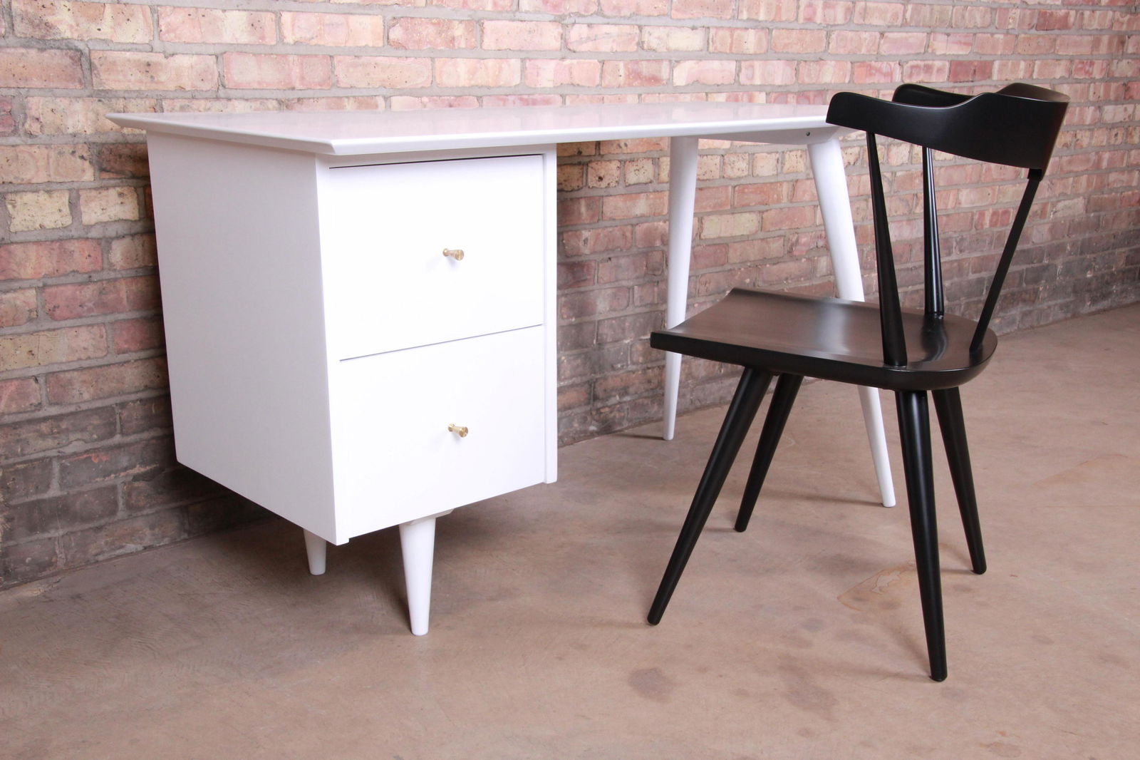 Authentic Paul McCobb Planner Group Mid-Century Modern: An exceptional minimalist mid-century modern writing desk and t-back chair By Paul McCobb for Winchendon Furniture "Planner Group" USA 1950s White lacquered solid maple desk with original brass hardwa