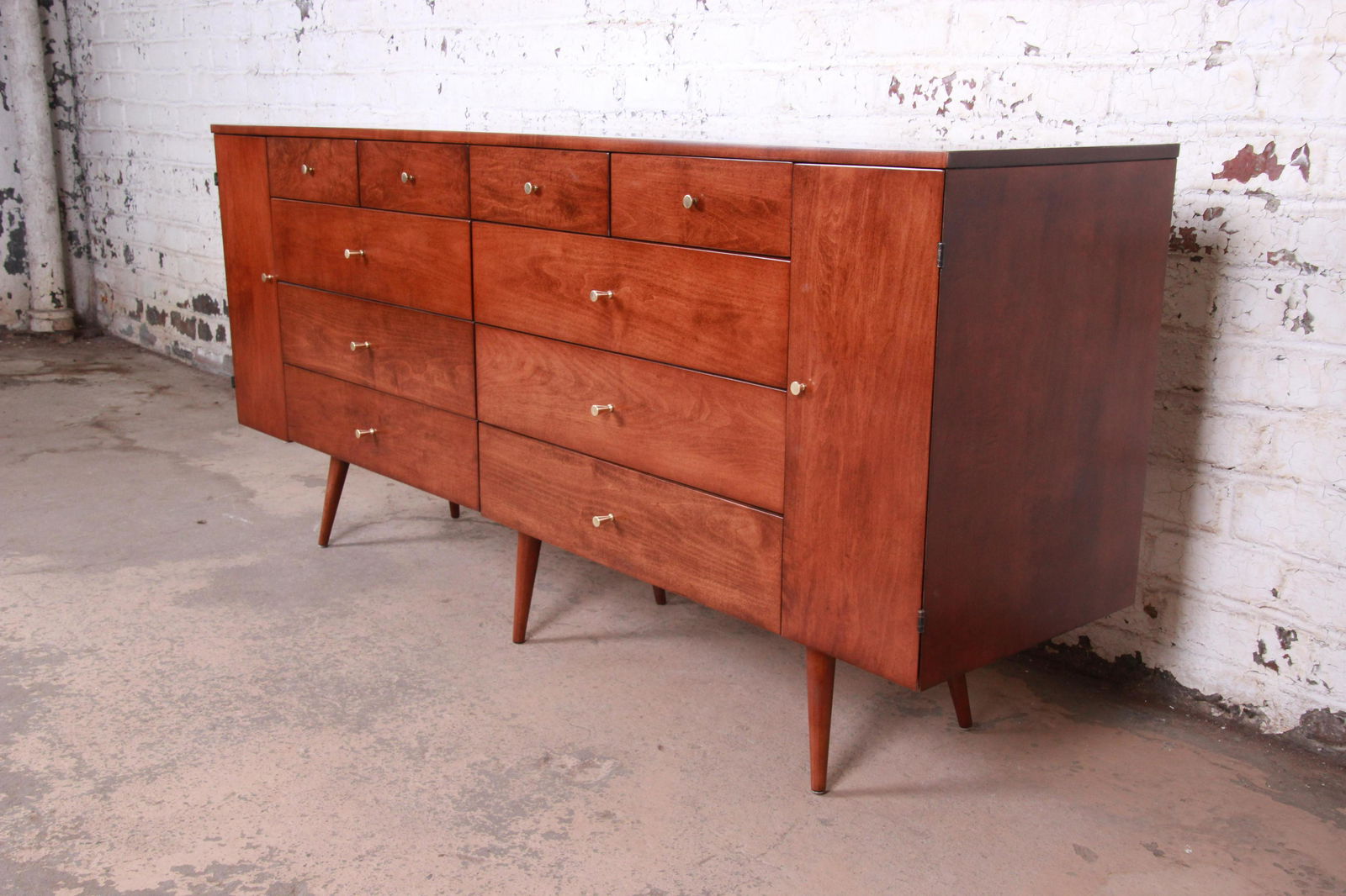 Authentic Paul McCobb Planner Group 20-Drawer Dresser: A rare and exceptional mid-century modern 20-drawer long dresser or credenza designed by Paul McCobb for his Planner Group line for Winchendon Furniture. The credenza features solid birch construction