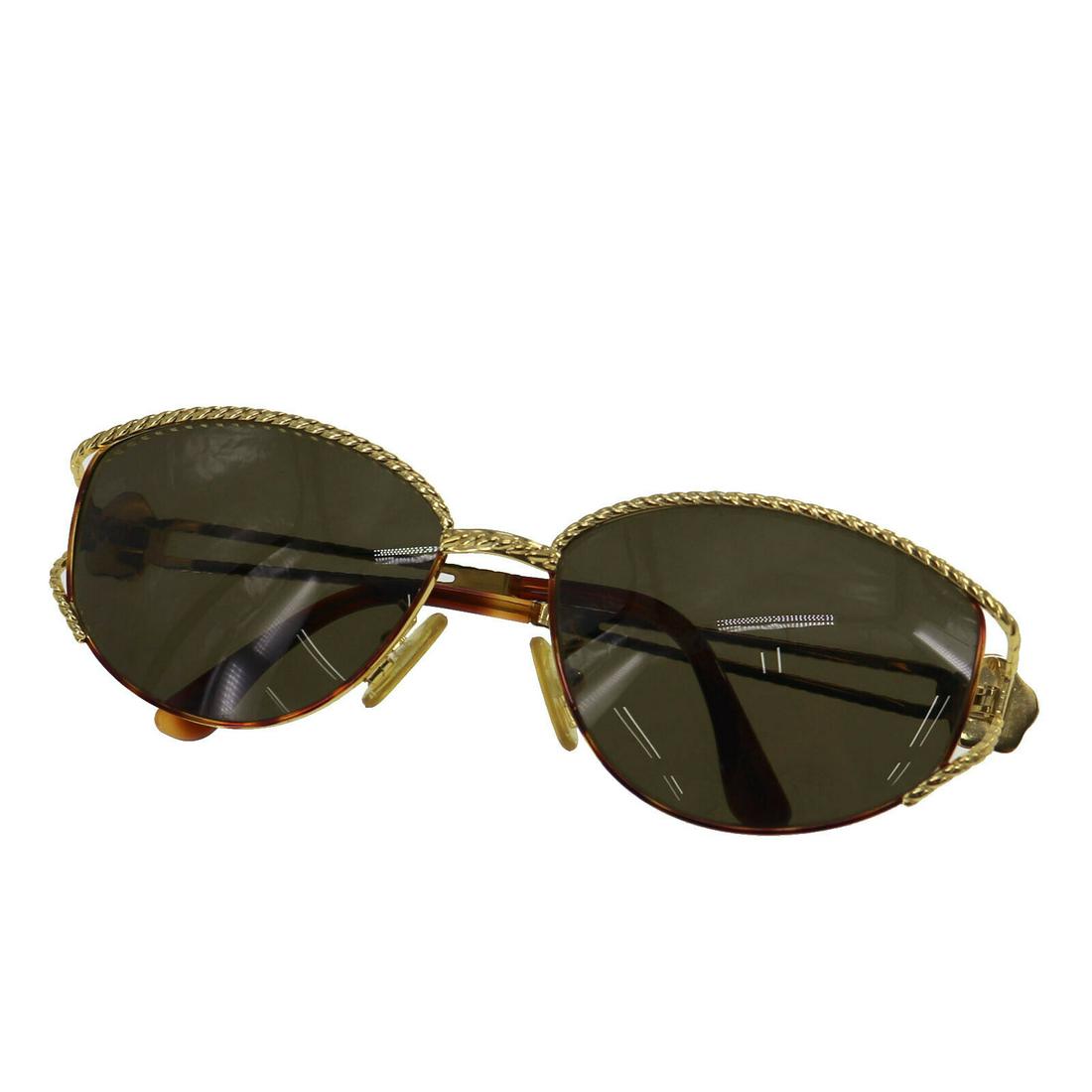 Authentic FENDI Oval: Brand: FENDI Model: Oval Country of Origin: Italy Material: Metal Color: Gold All Bidhaus items come with a 100 % money-back authenticity guarantee. ALL SALES ARE FINAL. Please refer to images careful