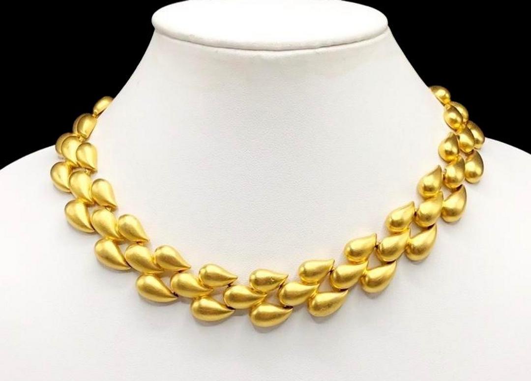 Authentic Givenchy Tear Drop Necklace: Brand: Givenchy Material: Gold plated Style: Chain Dimensions(inch): 16 L x 1 W Hallmark: Givenchy Country of Origin: France All Bidhaus items come with a 100% money-back authenticity guarantee. ALL S