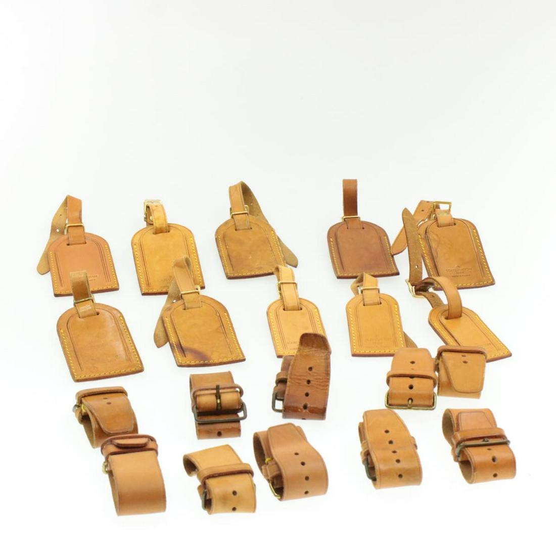 Authentic LOUIS VUITTON Leather Name Tag / Powanie: Brand: LOUIS VUITTON Material: Leather Style: Name Tag / Powanie Color: Beige Size(inch): â€“ Country of Origin: France Accessory: Item box