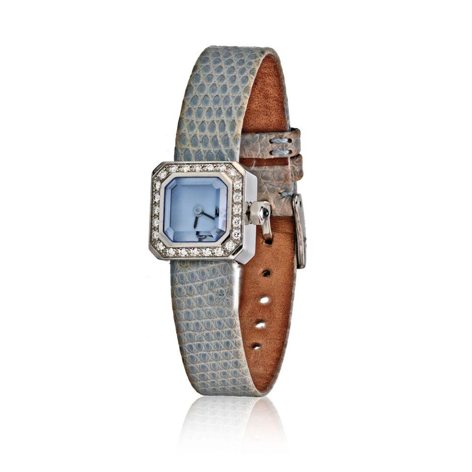 Stainless Steel Ladies Corum Blue Sugar Cube: Type: Vintage Watches Metal: Stainless Steel Grams: 18.1 Other Details: Ladies Corum Blue Sugar Cube 137-423-47-0023 Diamond All Bidhaus items come with a 100% money-back authenticity guarantee. ALL S
