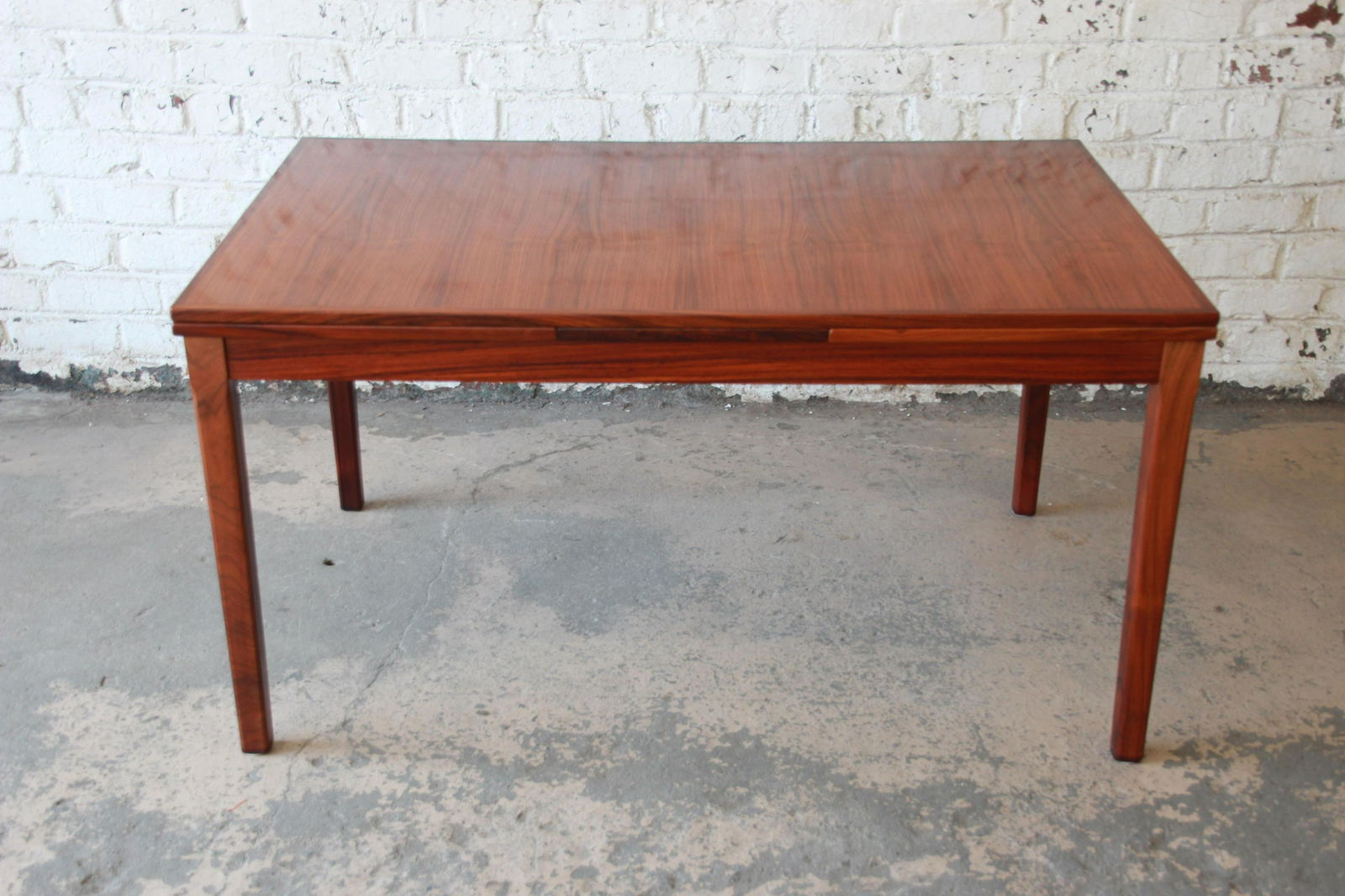 Arne Vodder for Sigh & Sons Danish Modern Rosewood: Offering an exceptional Danish Modern rosewood extension dining table designed by Arne Vodder for Sigh & Sons. The table features stunning wood grain and sleek mid-century design. It has a unique