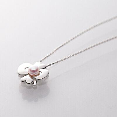 Authentic Hello Kitty Clover Pendant DES0405KT-CLV00000: Hello Kitty Clover Pendant DES0405KT-CLV00000 Pearl Silver Necklace Product Details Product Name Hello Kitty Clover Pendant Model Number DES0405KT-CLV00000 Material SIL (Silver 925) Details Akoya Pear
