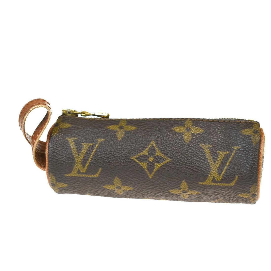 Authentic LOUIS VUITTON Golf Ball Case: Brand: LOUIS VUITTON Model: Golf Ball Case Country of Origin: Material: Color: Brown/Monogram Leather Size (Inch): W4.7 X H2X D2"Size (CM): W12 X H5X D5Cm All Bidhaus items come with a 100 % money-bac